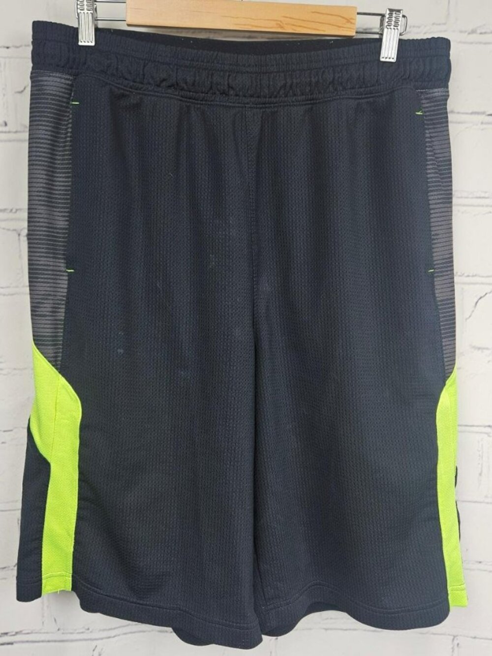 Under Armour  Mens XL Black Neon Green Loose Fit Athletic Shorts Pull On Elastic